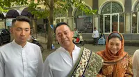 Mantan Panglima TNI Jenderal (Purn) Andika Perkasa menunaikan salat id di bilangan Senayan, Jakarta. Andika datang bersama istri dan anaknya (Istimewa)