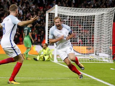 Striker Inggris, Harry Kane, melakukan selebrasi usai mencetak gol ke gawang Slovenia pada laga Kualifikasi Piala Dunia 2018 di Stadion Wembley, Kamis (5/10/2017). Inggris menang 1-0 atas Slovenia. (AP/Frank Augstein)