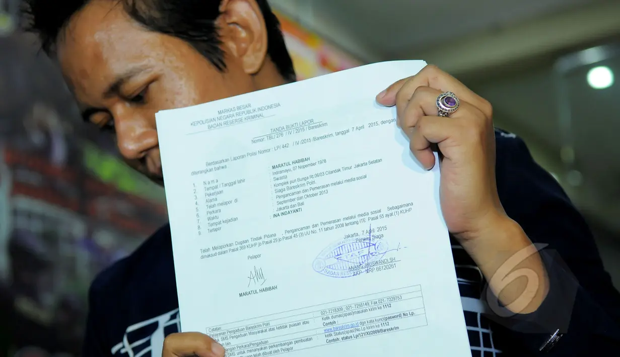 Kuasa hukum Maratul Habibah saat menunjukan tanda bukti lapor di Gedung Bareskrim Polri, Jakarta, Selasa (7/4/2015). Sosialita tersebut melaporkan istri aktor Jeremy Thomas, Ina Thomas atas dugaan pengancaman dan pemerasan. (Liputan6.com/Faisal R Syam)