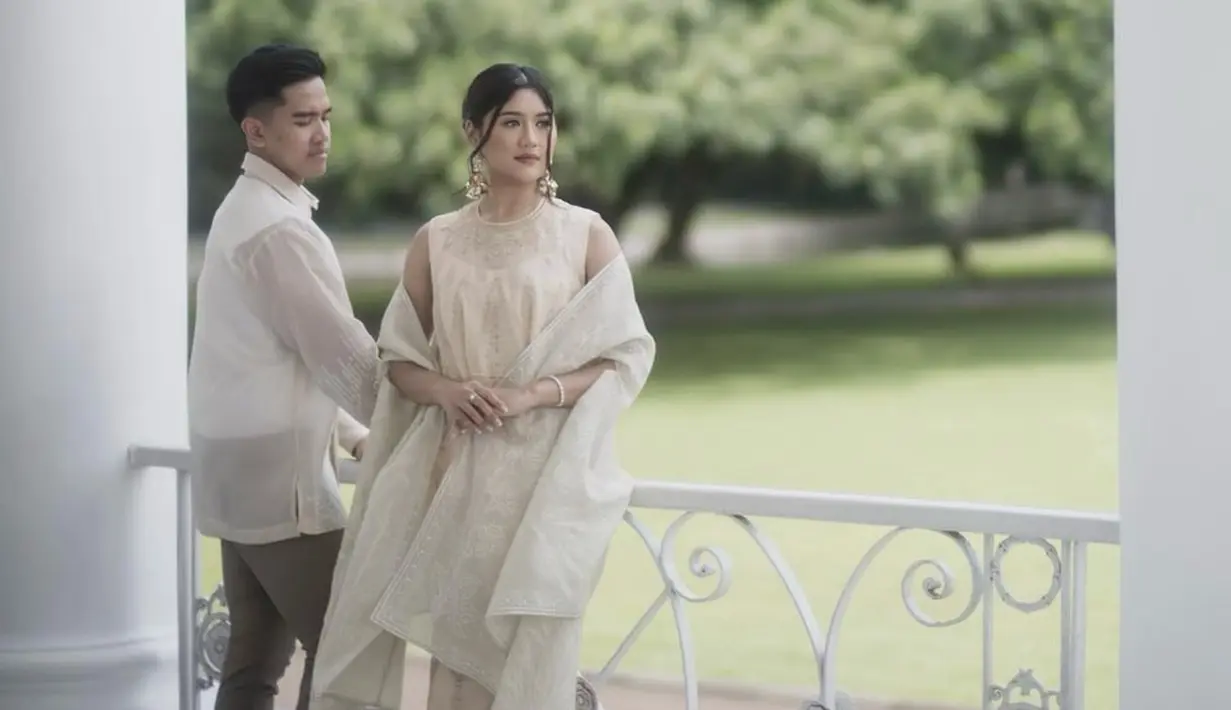 Melalui akun Instagram masing-masing, keduanya memamerkan foto prewedding mereka dengan ragam konsep. @erinagudono.