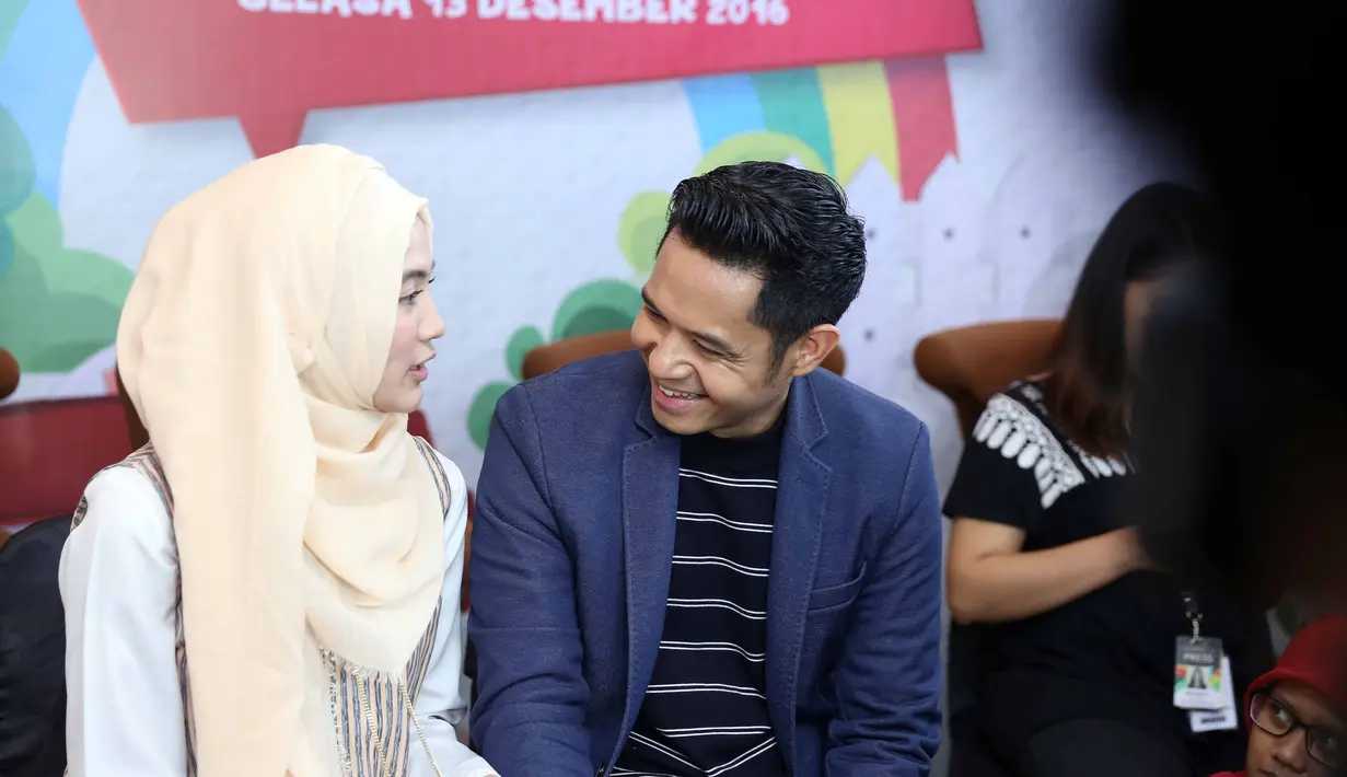 Mereka hanya berusaha sabar mengikuti perkembangan anaknya saat ini. Dude pun memuji sang istri, sebagai ibu muda yang penuh kesabaran menghadapi tingkah laku anaknya saat ini. (Nurwahyunan/Bintang.com)