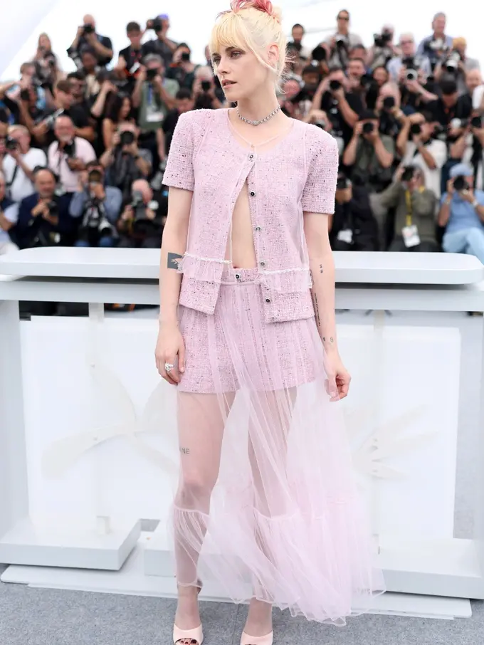 Bak Barbie Chanel, Kristen Stewart Tampil Berani dan Feminin di Photocall “Chronology of Water” Cannes 2025