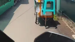 Alih-alih naik mobil, dia dan suami memilih naik motor menuju TPS. BCL pun merekam perjalanannya saat bermotor. (Foto: Instagram/ itsmebcl)