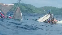 Kapal pinisi wisata yang ditumpangi sejumlah wartawan terbalik dihantam ombak besar di Perairan Pulau Bidadari, Labuan Bajo, Kabupaten Manggarai Barat, NTT, Selasa (21/1/2020). (Liputan6.com/ Istimewa)