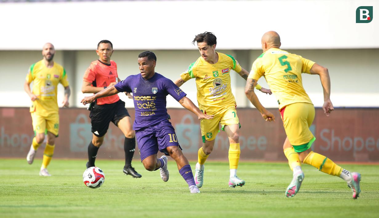 Ini adalah kekalahan kedua bagi Persita Tangerang. Pada pekan pertama yang lalu, Eber Bessa dkk. juga keok di kandang Persija Jakarta dengan skor 0-4. (Bola.com/Abdul Aziz)