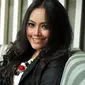 Dina Jazz, salah satu personil grup dangdut Duo Sabun Colek, Jakarta, Kamis (12/11/2015). Dina kini berniat benyanyi solo dan siap meluncurkan single terbarunya. (Liputan6.com/Panji Diksana)