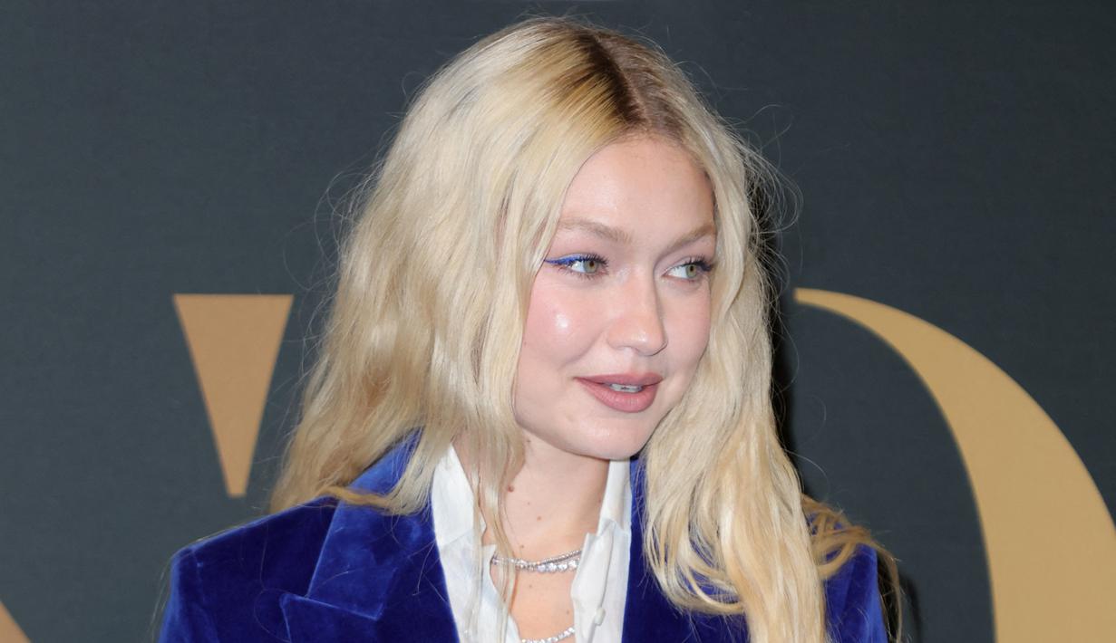 Gigi Hadid berpose saat menghadiri WWD Honors Awards yang diselenggarakan oleh Women's Wear Daily di Cipriani South Street  di New York, pada Selasa, 25 Oktober 2022. Model berusia 27 tahun itu Memberikan kontras dengan tampilan safir adalah rambut pirang platinum sensasi runway, yang bergaya dalam gelombang halus yang mengalir di bahu dan punggungnya. (Michael Loccisano/Getty Images/AFP)