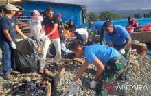 Lanud Pattimura Gelar Aksi Bersih Pantai Sambut Hari Bakti ke-79 TNI AU di Ambon