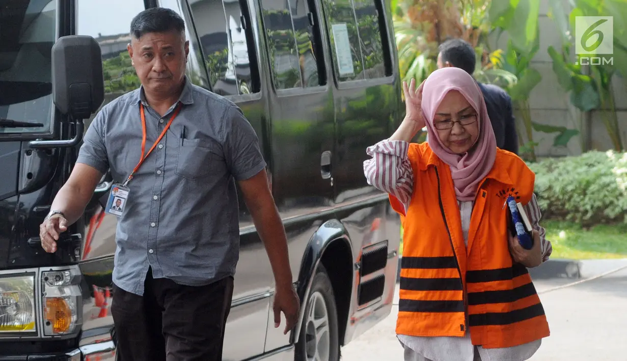 Anggota DPRD Kota Malang Heri Pudji Utami tertunduk saat tiba di gedung KPK, Jakarta, Selasa(8/5). Utami diperiksa sebagai tersangka terkait dugaan suap pembahasan APBD-P Pemkot Malang Tahun 2015. (Merdeka.com/Dwi Narwoko)