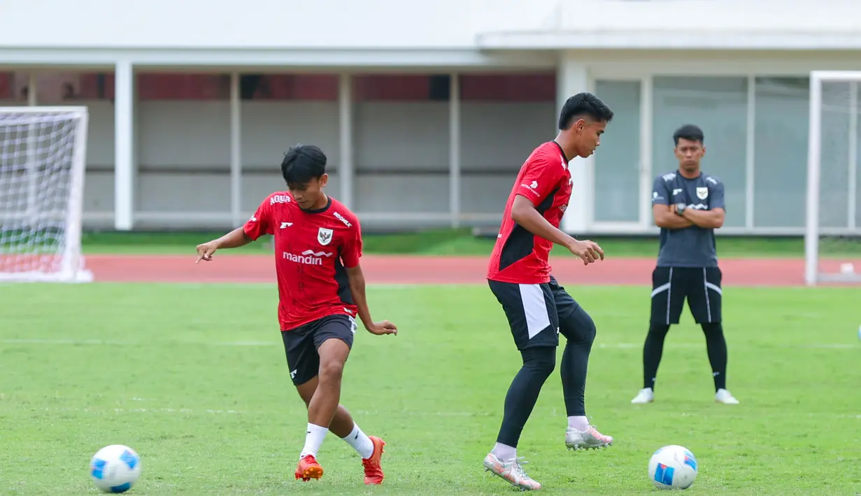 Laga melawan Mali U-22 akan berlangsung di Stadion Pakansari, Cibinong, Kabupaten Bogor, Jawa Barat pada Sabtu (15/11) dan Rabu (18/11/2025). Tampak dalam foto, pemain Timnas Indonesia U-22 saat sesi latihan resmi jelang laga melawan Mali di Stadion Madya, Senayan, Jakarta, Jumat (14/11/2025). (Bola.com/M Iqbal Ichsan)