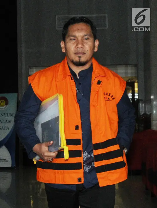 Bupati Bener Meriah Ahmadi usai menjalani pemeriksaan perdana pasca ditahan OTT di Gedung KPK, Jakarta, Rabu (18/7). KPK menjadwalkan pemeriksaan terhadap 7 saksi terkait dengan kasus suap Dana Otonomi Khusus (DOK) Aceh. (Merdeka.com/Dwi Narwoko)
