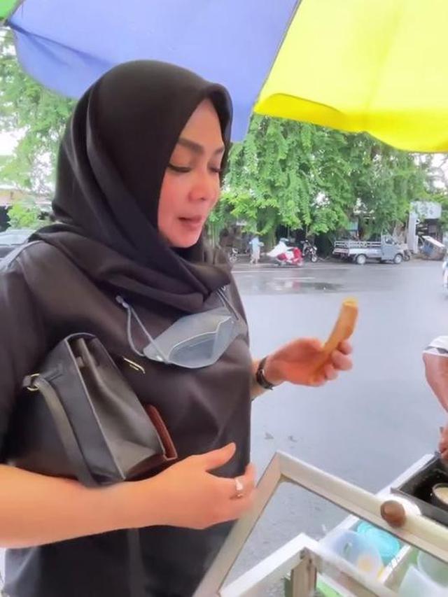 Potret 6 Seleb Saat Ketahuan Jajan Pinggir Jalan, Tak Gengsi Tunjukkan Sisi Sederhana