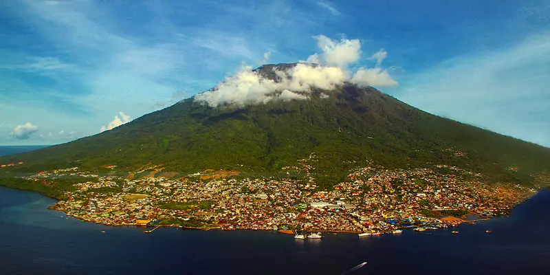 6 Gunung Berstatus Waspada di Indonesia-Gunung Gamalama 