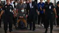 Keluarga-keluarga yang cemas berkumpul di bandara beberapa jam sebelum kedatangan pesawat yang membawa 41 warga Thailand. (Lillian SUWANRUMPHA / AFP)