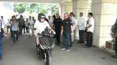Nantinya pemilik motor tidak perlu mengisi daya, cukup dengan menukarkan baterai yang telah habis.

