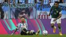 Usai gol keduanya dianulir oleh wasit, performa Messi pun menurun. Ia sesekali terlihat kalah duel dengan pemain Arab Saudi. (AP Photo/Jorge Saenz)