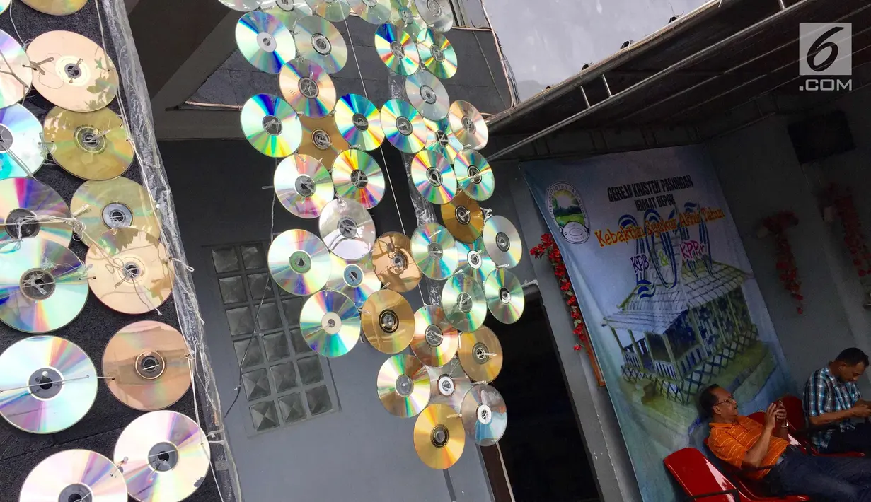 Kepingan CD terlihat di depan Gereja Kristen Pasundan Jemaat Depok, Jawa Barat, Selasa (19/12). Pohon Natal setinggi 5,5 meter terbuat dari 1.100 keping CD bekas dan 4.400 hiasan lampu. (Liputan6.com/Immanuel Antonius)