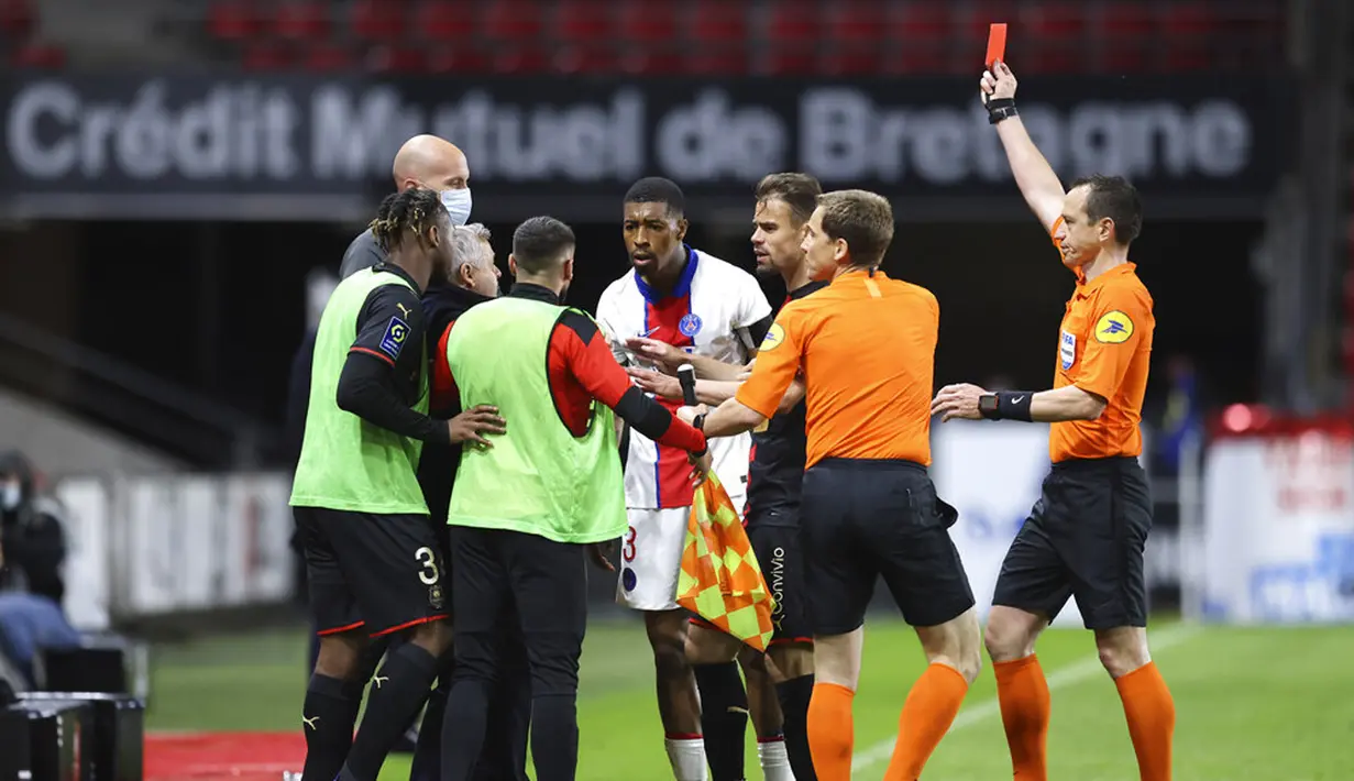 Wasit Ruddy Buquet menunjukkan kartu merah kepada pemain Paris Saint-Germain Presnel Kimpembe (tengah) saat melawan Rennes pada pertandingan Liga Satu Prancis di Stadion Roazhon Park, Rennes, Prancis, Minggu (9/5/2021). Laga berakhir imbang 1-1. (AP Photo/David Vincent)
