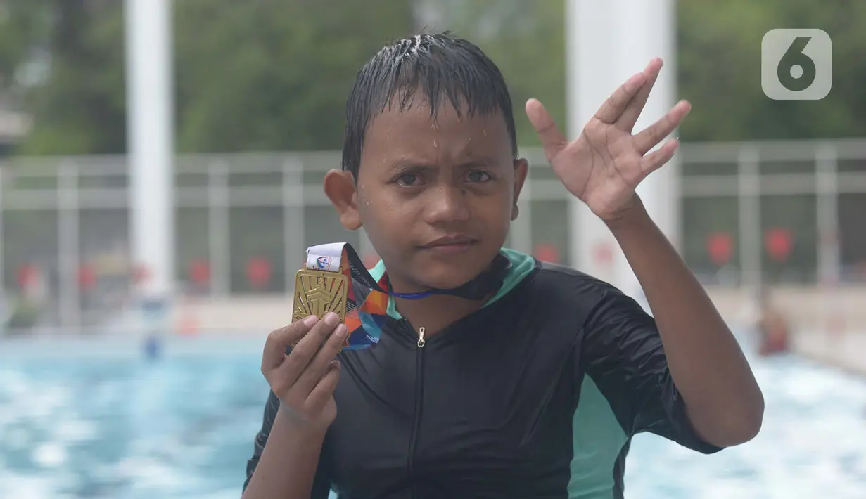 Atlet para swimming menunjukkan medali kejuaaran 2nd Jakarta Open Para Swimming Championship 2019 di GBK Aquatic Center, Jakarta, Sabtu (29/11/2019). Kejuaran renang yang diikuti para atlet disabilitas ini dapat menumbuhkan atlet disabilitas yang unggul dan bisa mewakili Indonesia. (merdeka.com/Imam