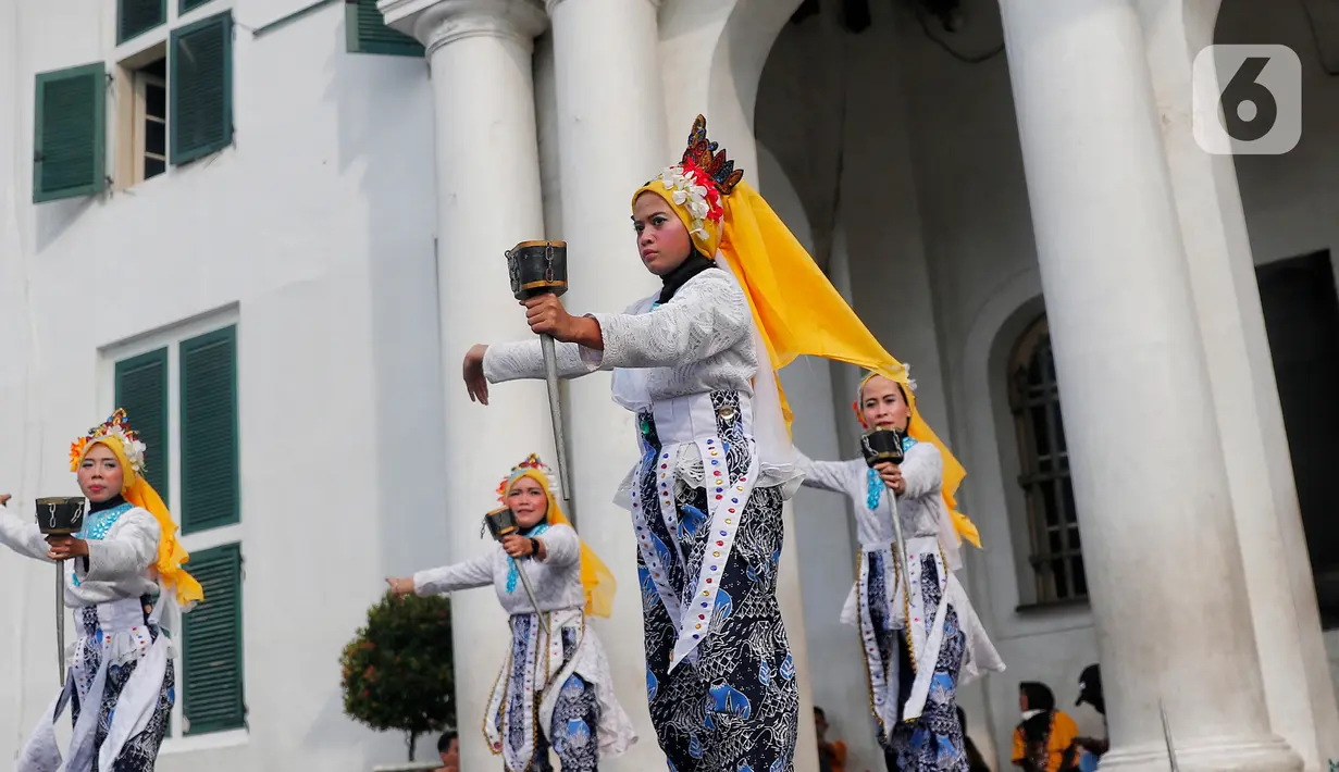 Penari menampilkan tarian daerah saat pagelaran Hari Tari Sedunia di kawasan Taman Fatahillah, Kota Tua, Jakarta, Sabtu (6/5/2023). (Liputan6.com/Angga Yuniar)
