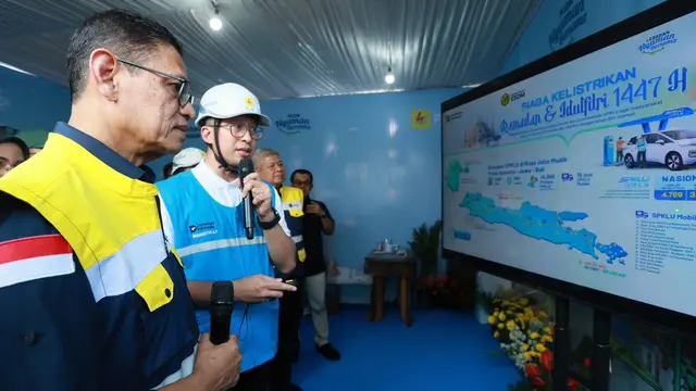 Wakil Menteri ESDM Yuliot menyimak paparan terkait kesiapan pasokan listrik dan SPKLU.