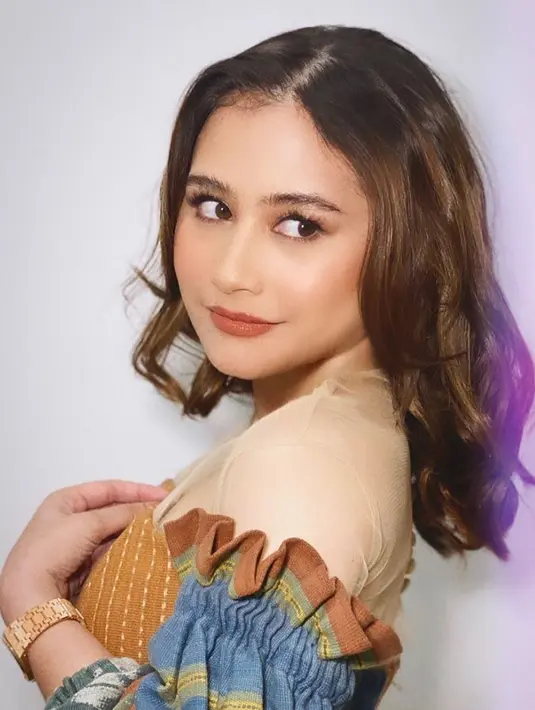 Mendengar alasan Prilly Latuconsina, akhirnya orangtuanya pun mengerti. Sang ayah pun mengatakan, pernikahan itu merupakan hal yang pasti. Jadi, kapan pun waktunya, suatu saat juga setiap orang menikah. (Instagram/prillylatuconsina96)