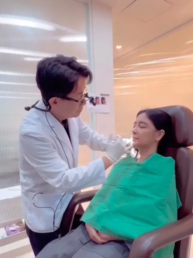 Uut Permatasari saat melakukan operasi plastik di Korea [Instagram/uutpermatasari]