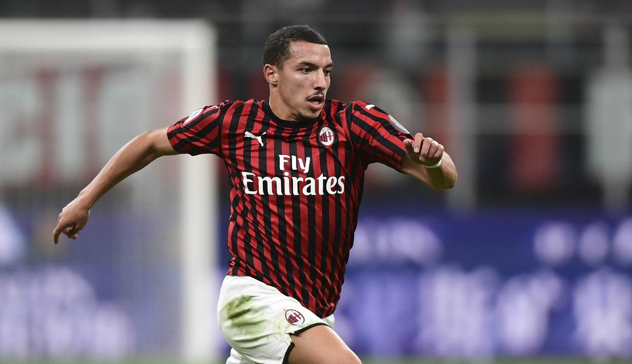 4. Ismael Bennacer - Gelandang berusia 22 tahun ini mampu tampil konsisten bersama AC Milan di musim ini. Dengan kemampuan umpan yang akurat, Ismael Bennacer menjadi motor serangan di lini tengah AC Milan. (AFP/Miguel Medina)