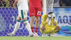 Kiper Timnas Indonesia, Ernando Ari, begitu kecewa saat ditaklukkan Irak pada laga Grup F putaran kedua Kualifikasi Piala Dunia 2026 zona Asia di Stadion Utama Gelora Bung Karno (SUGBK), Senayan, Jakarta, Kamis (6/6/2024). (Bola.com/M Iqbal Ichsan)