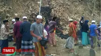 Warga Dusun Kotengah Bersama-sama Melakukan Bersih-bersih di Salah Satu Pemakaman yang Ada di Dusun Tersebut (Moh Bahri/TIMES Indonesia)