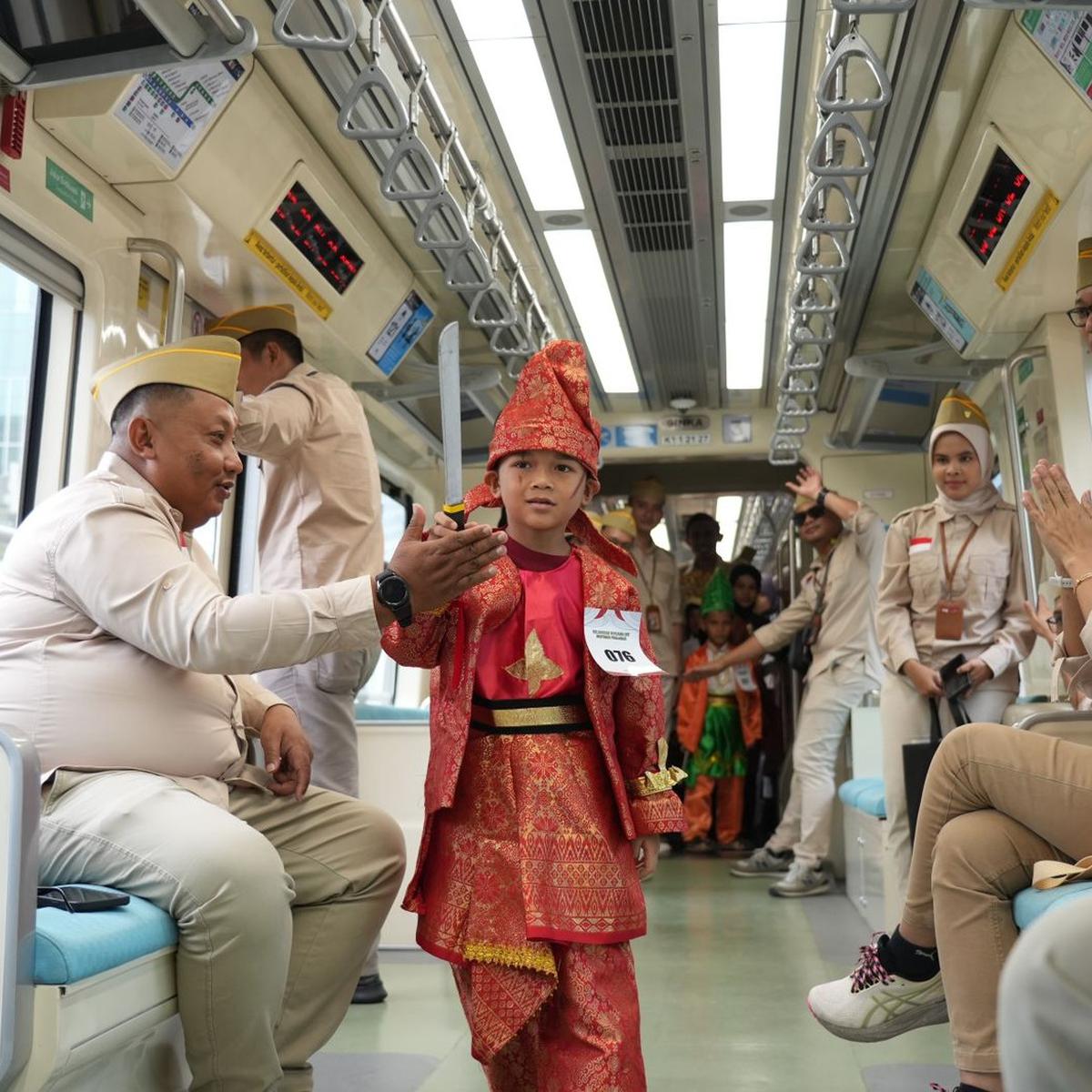 Anak-Anak menyemarakan Hari Pahlawan Nasional bersama LRT Jabodebek.