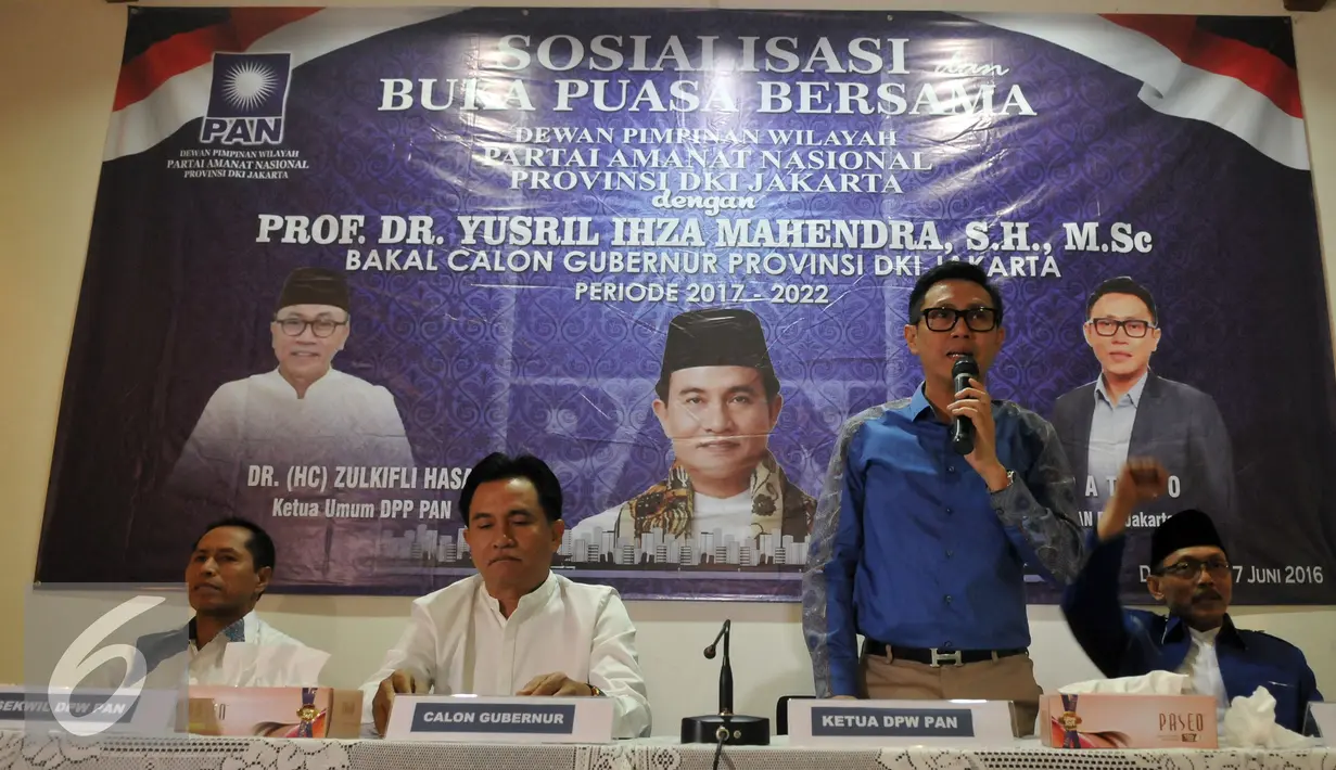 Ketua DPW PAN, Eko Patrio (kedua kanan) memberi sambutan saat Sosialisasi dan Buka Puasa Bersama dengan Bakal Calon Gubernur DKI Jakarta Yusril Ihza Mahendra, Jakarta, Jumat (17/6). (Liputan6.com/Johan Tallo)