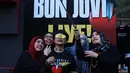 Mereka menunggu dari sejak pagi alasannya cukup masuk akal, sebagian mereka ingin mendapat tempat yang bagus saat melihat penampilan Bon Jovi. (Deki Prayoga/Bintang.com)