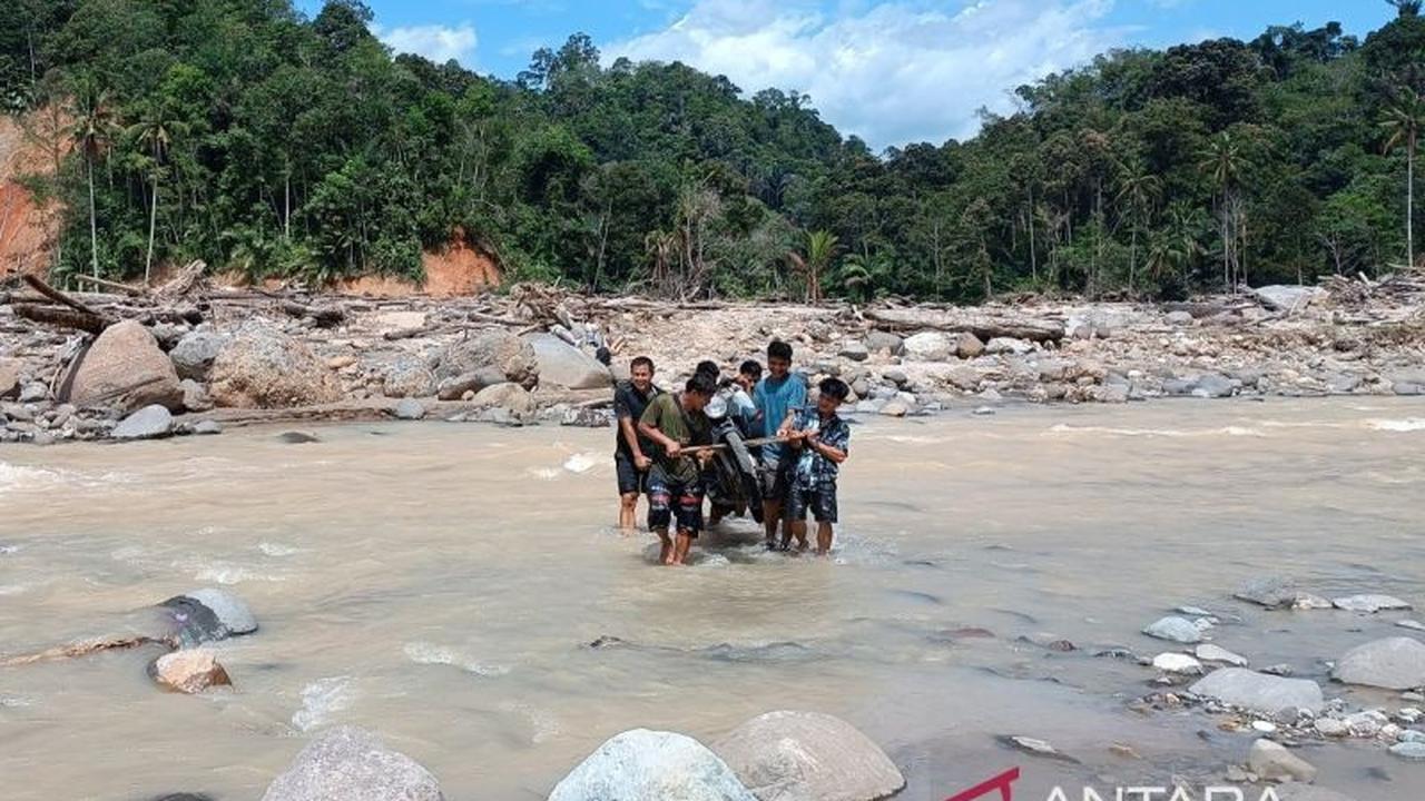 Warga Sibio-bio Tapteng Terisolir Akibat Jembatan Putus dan Listrik Padam 3 Bulan