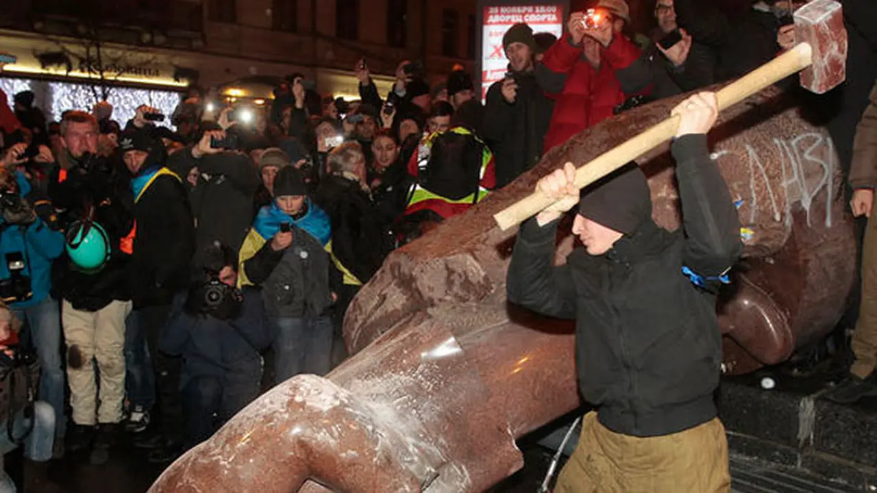 demo-patung-1311209a.jpg