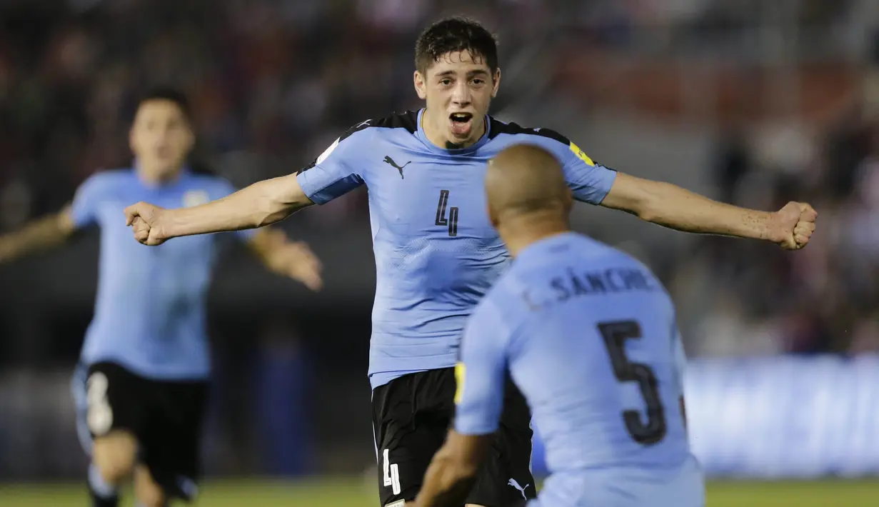 Gelandang Uruguay, Federico Valverde, melakukan selebrasi usai mencetak gol ke gawang Paraguay pada laga kualifikasi piala dunia 2018 di Stadion Defensores del Chaco, Rabu (6/9/2017). Uruguay menang 2-1 atas Paraguay. (AP/Jorge Saenz)