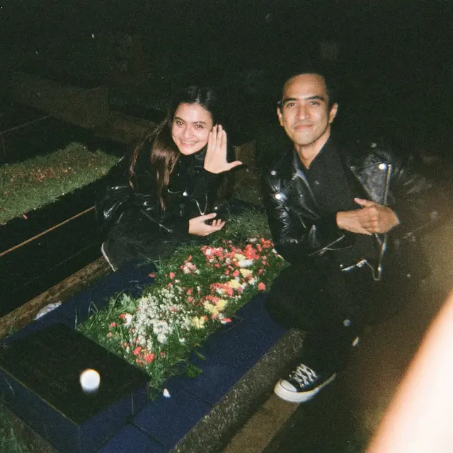 6 Potret Bintang FTV Rachquel Nesia Dilamar Kekasih di Makam Ayah, Tak Terlupakan