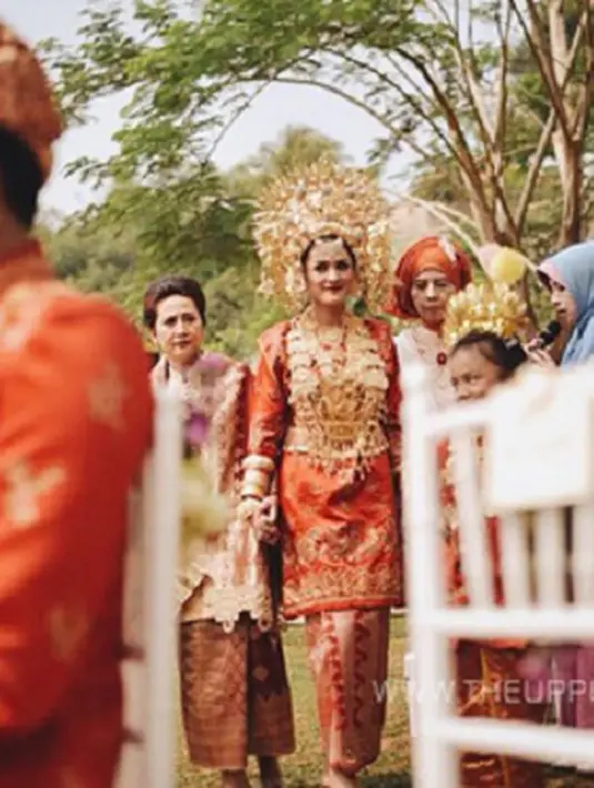 Sebelum pernikahan ini Ratu Anandita sudah menikah dengan Wirya Takwa Witoelar dan memiliki seorang anak. Mereka bercerai pada awal 2012 lalu. (Via Instagram/@anandita_dita)