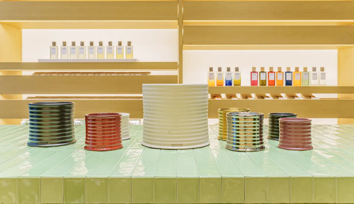 Koleksi LOEWE Home Scents adalah rangkaian berbagai wewangian, masing-masing dirancang sebagai potret olfaktori otentik dari satu tanaman, bunga, atau herbal. Seperti Honeysuckle, Ivy, Tomato Leaves, Cypress Balls, Beetroot, Oregano, Cucumber, Orange Blossom, dan Dupa. Selain itu, tersedia juga wewangian pilihan dalam bentuk sabun cair, dan lotion tubuh. / Foto: doc LOEWE Perfumes.