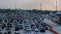 Sejumlah kendaraan antre di gerbang tol Palimanan Cipali, Jawa Barat, Kamis (29/6). Memasuki H+4 Lebaran, arus balik dari Jawa Tengah menuju Jakarta masih terpantau padat dan puncak arus balik diprediksi terjadi H+5 dan H+6. (Liputan6.com/Faizal Fanani)