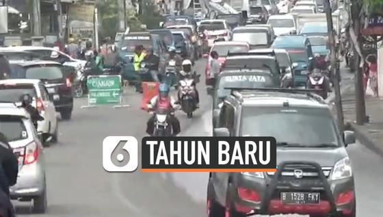 VIDEO: Malam Tahun Baru, Lalu Lintas Menuju Puncak Ditutup