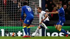 Striker Tottenham Hotspur, Harry Kane berhasil mencetak gol ke gawang Wimbledon pada pertandingan putaran ketiga FA Cup di Stadion Wembley, Minggu (7/1). Tottenham Hotspur lolos ke babak keempat Piala FA usai menang telak 3-0. (Adrian DENNIS/AFP)