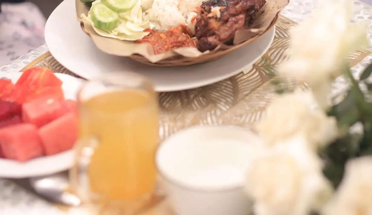 Bukan di restoran bintang lama tapi di warung pecel ayam. Shireen mengungkapkan jika kejutan tersebut dalam rangka merayakan hari jadi pernikahan mereka.  [@shireensungkar]