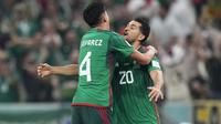 Selebrasi pemain timnas Mexico, Henry Martin (kanan) usai menjebol gawang Arab Saudi dalam pertandingan grup C Piala Dunia 2022 yang berlangsung di Lusail Stadium, Qatar, Kamis (1//12/2022). (AP Photo/Manu Fernandez)