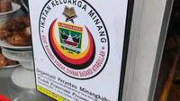Rumah Makan Padang berlisesi IKM yang menuai kontroversi. (dok. X @NusBhisma/https://x.com/NusBhisma/status/1851943698499801604/photo/1)