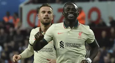 gol ke gawang Aston Villa pada laga lanjutan Liga Inggris 2021/2022 di Villa Park, Rabu (5/11/2022) dini hari WIB. Liverpool menang tipis 2-1 atas tuan rumah Aston Villa. Gol kemenangan The Reds dicetak Sadio Mane. (AP Photo/Rui Vieira)