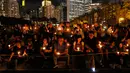 Sejumlah orang berkumpul memegang lilin sambil berdoa untuk memperingati Insiden Tiananmen di Taman Victoria Hong Kong (4/6). Pada tahun 1989 telah terjadi Insiden 6/4 atau Pembantaian Lapangan Tiananmen. (AP/Vincent Yu)