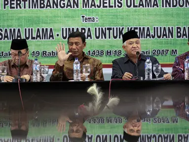Menteri Koordinator bidang Politik, Hukum dan Keamanan (Menko Polhukam) Wiranto menemui Dewan Pertimbangan Majelis Ulama Indonesia (MUI) Pusat di Gedung MUI, Jakarta Rabu (18/1). (Liputan6.com/Johan Tallo)
