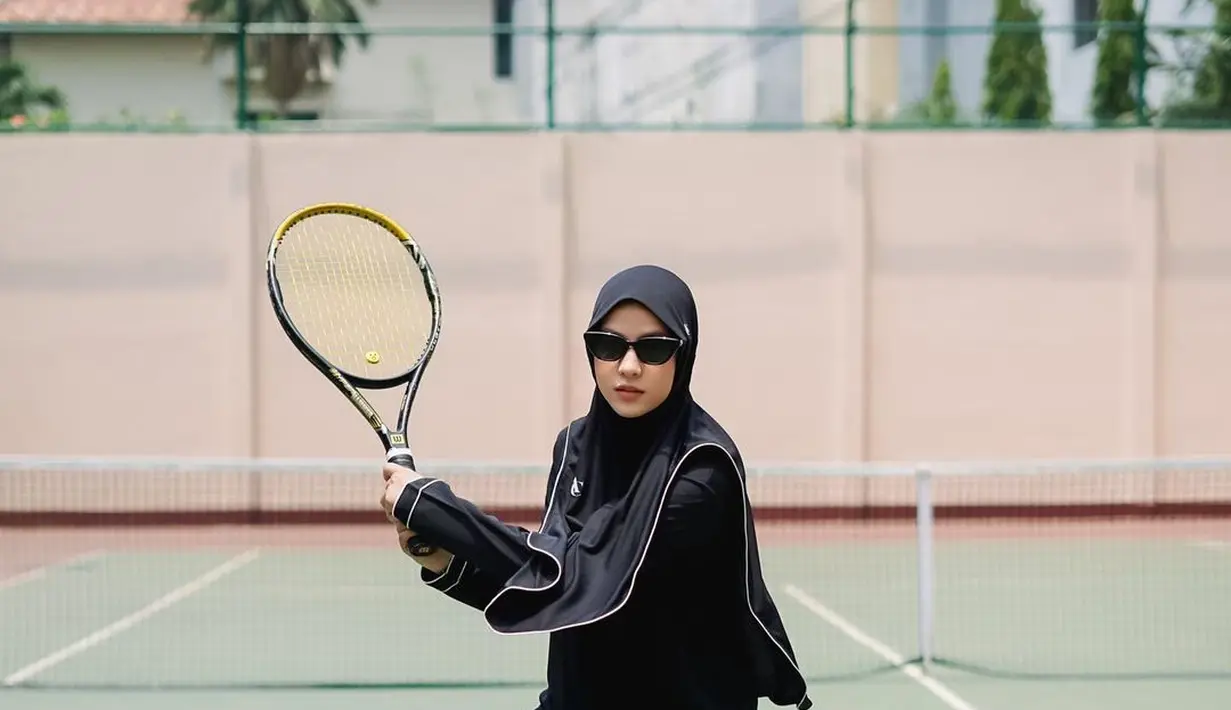 Kebanyakan busana olahraga yang dikenakan Natasha Rizky bernuansa netral dengan warna hitam putih [@natasharizkynew]