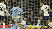 Julian Alvarez dari Manchester City, kiri, mencetak gol pembuka timnya selama pertandingan sepak bola Liga Premier Inggris antara Manchester City dan Tottenham Hotspur di Stadion Etihad di Manchester, Inggris, Kamis, 19 Januari 2023. (AP Photo/Dave Thompson)